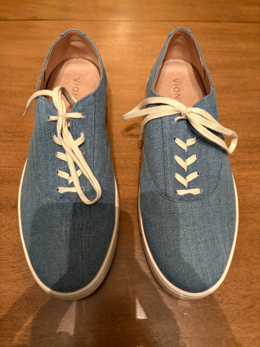 NWOT Vionic Unisex Callie Sneakers in Light Denim. Size 9.5